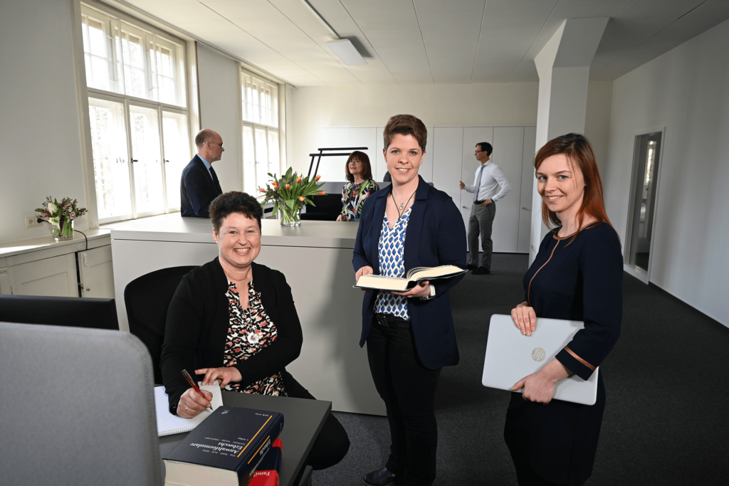 Die 3 Rechtsanwaltsfachangestellten Katharina Fischer, Gabriele Domin und Claudia Büchele sind in der Kanzlei und bereit Ihren Fall entgegen zu nehmen.